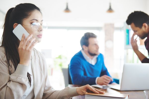 La empresa no paga el salario al trabajador.