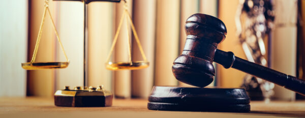 La indemnización por accidente laboral y recargo de prestaciones.